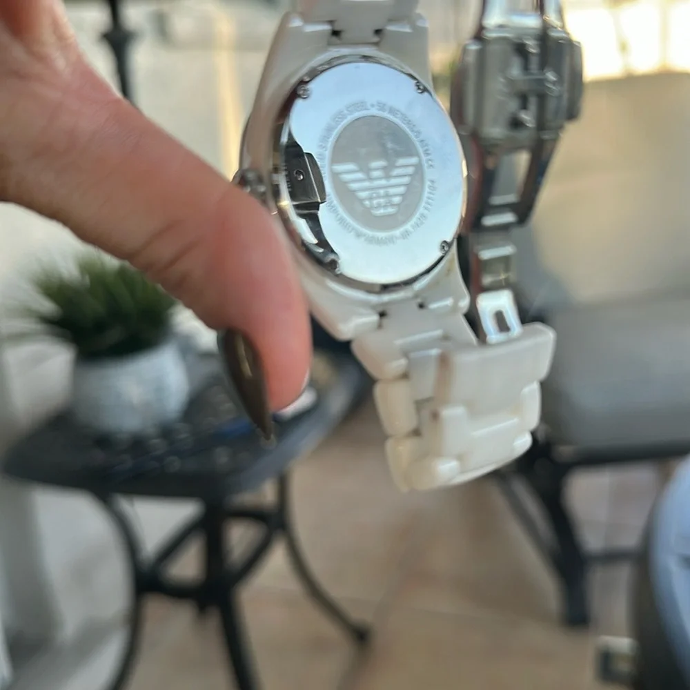 Emporio Armani Elegant White ceramic band Watch - Picture 5 of 10